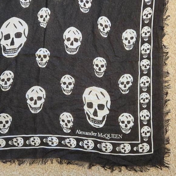 NWT Alexander McQueen Skull Scarf silk/modal blend - Picture 5 of 12